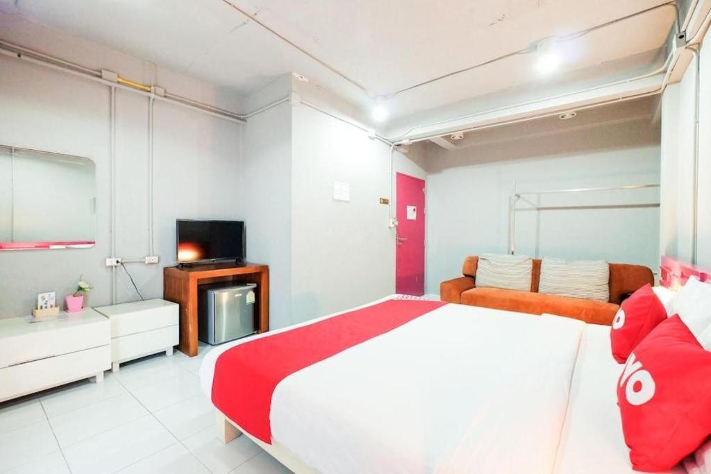 Oyo 292 The Oddy Hip Hotel Patong Экстерьер фото