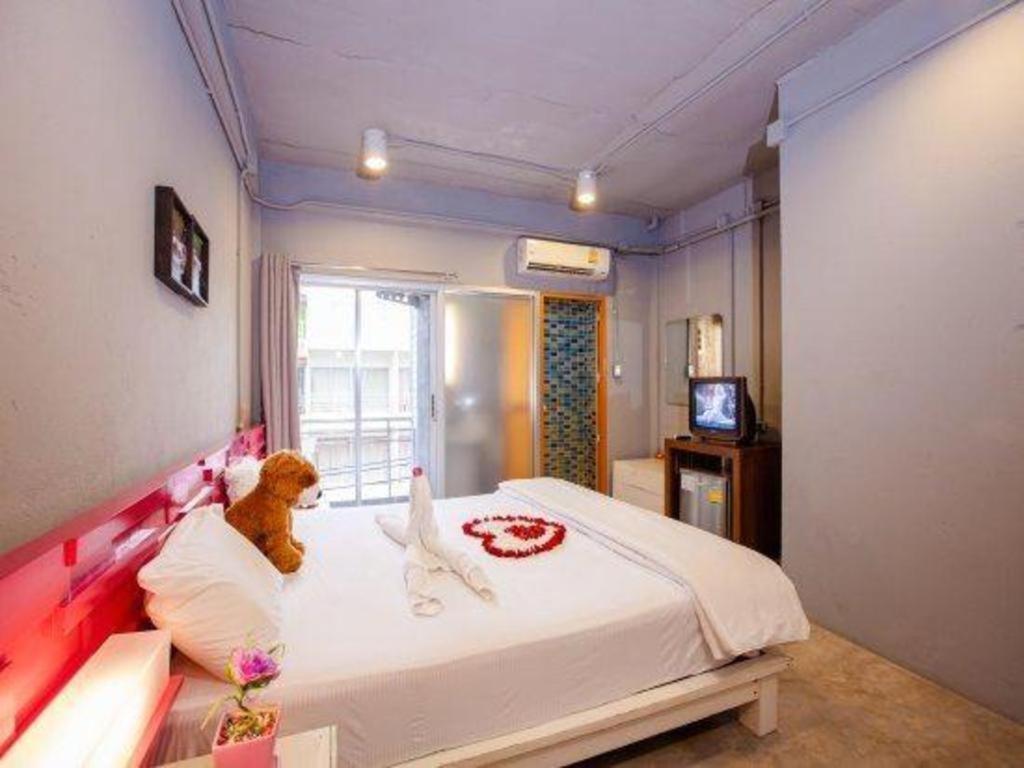 Oyo 292 The Oddy Hip Hotel Patong Экстерьер фото