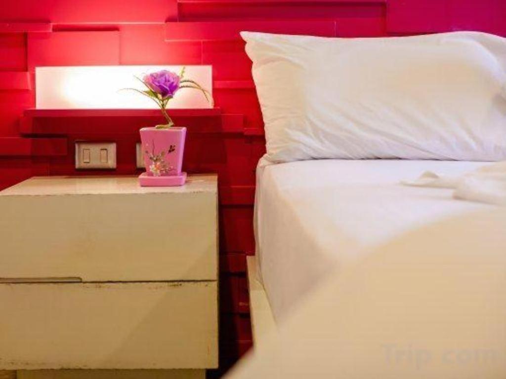 Oyo 292 The Oddy Hip Hotel Patong Экстерьер фото