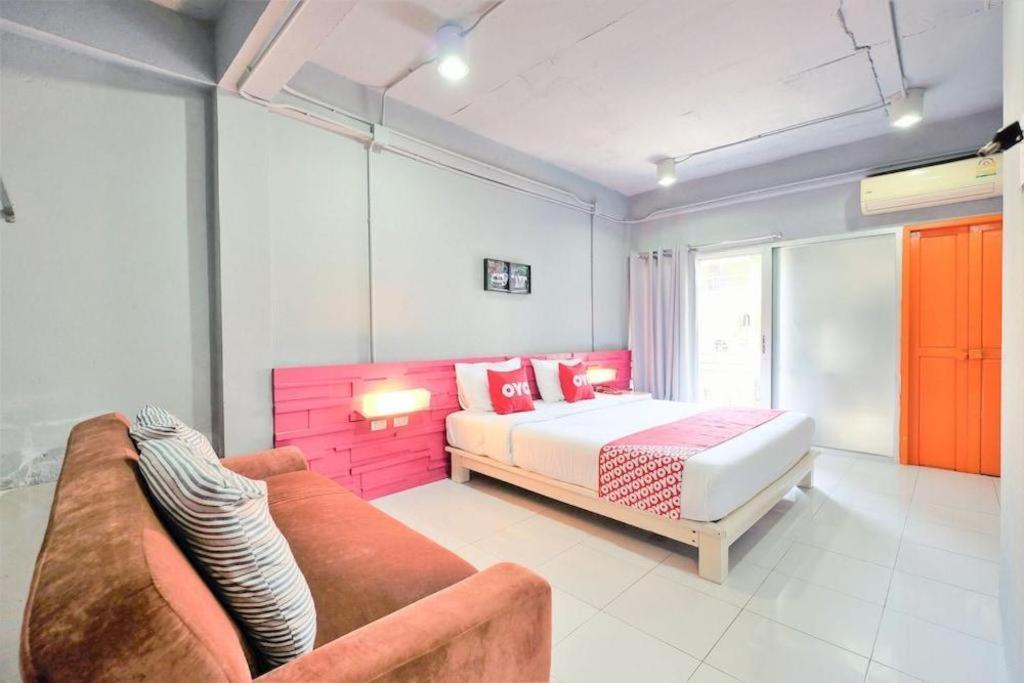 Oyo 292 The Oddy Hip Hotel Patong Экстерьер фото