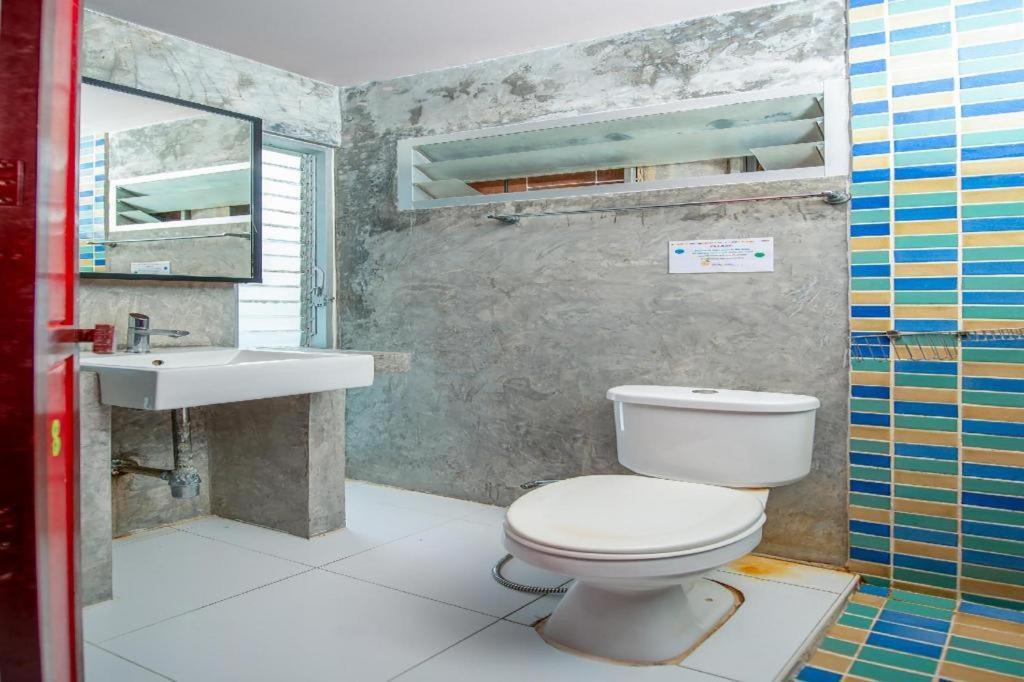 Oyo 292 The Oddy Hip Hotel Patong Экстерьер фото
