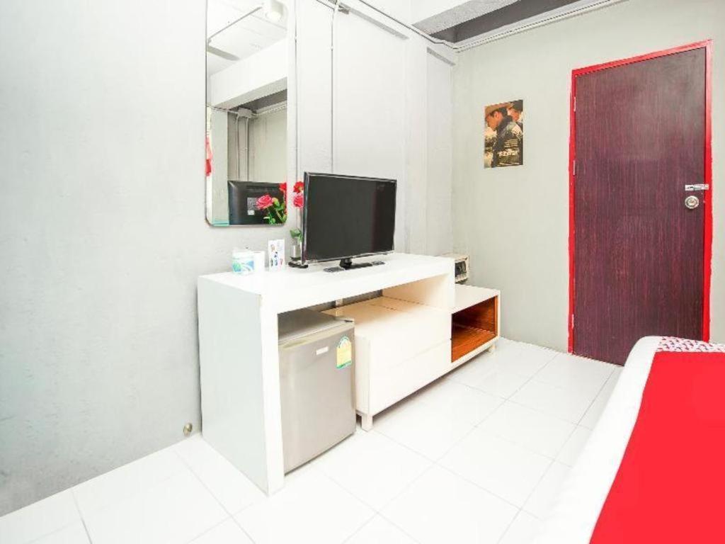 Oyo 292 The Oddy Hip Hotel Patong Экстерьер фото